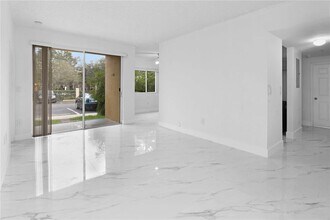 7085 Nova Dr in Davie, FL - Foto de edificio - Building Photo