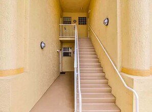 4241 Bellasol Cir in Ft. Myers, FL - Foto de edificio - Building Photo