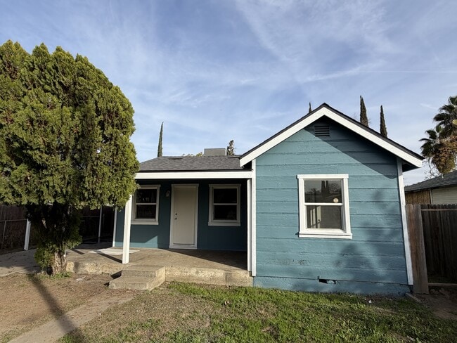 property at 1906 N Giddings St