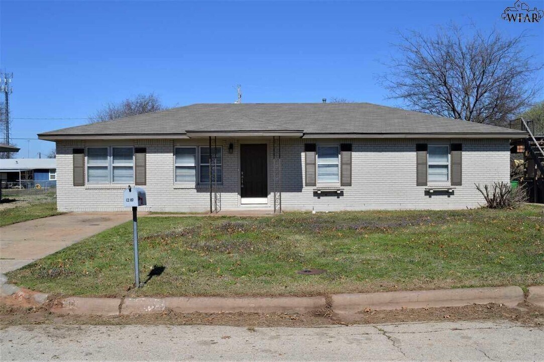 1218 Santa Barbara Dr in Wichita Falls, TX - Building Photo