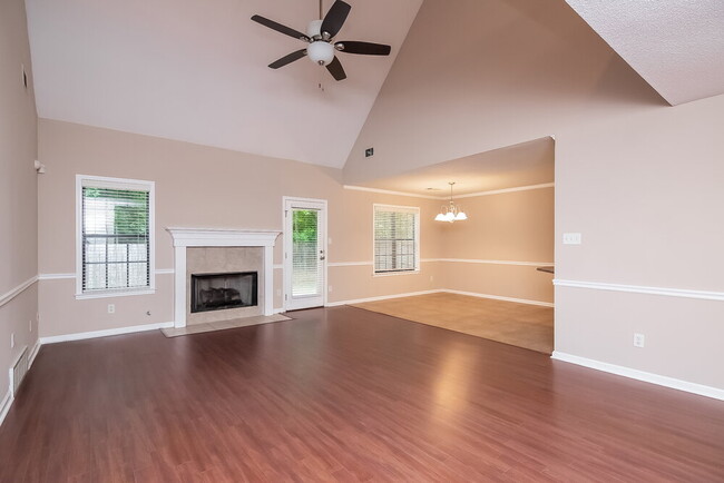 8018 Jills Creek Dr in Bartlett, TN - Foto de edificio - Building Photo