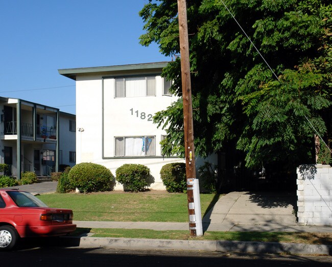 11823 Truro Ave in Hawthorne, CA - Foto de edificio - Building Photo