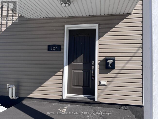 127 Innisfil St in Barrie, ON - Building Photo - Building Photo