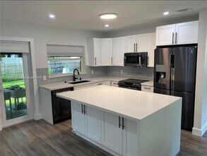 6327 SW 44th St in Miami, FL - Building Photo - Building Photo