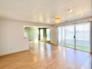 212 Dockside Dr in Hampton, VA - Foto de edificio - Building Photo