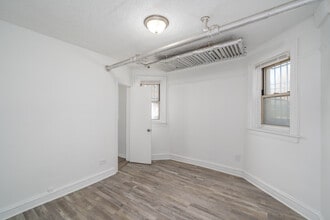 7609 S Coles Ave in Chicago, IL - Building Photo - Interior Photo