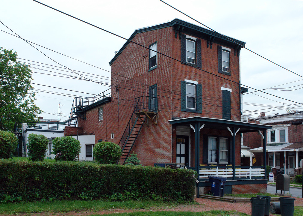 237 E Wood St in Norristown, PA - Building Photo