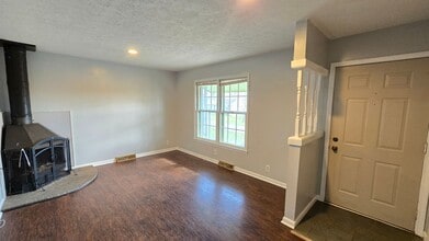 1013 E Mailback Way in Crestwood, KY - Building Photo - Building Photo