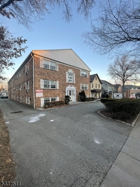 50 Elm St, Unit B5 in Morristown, NJ - Foto de edificio - Building Photo