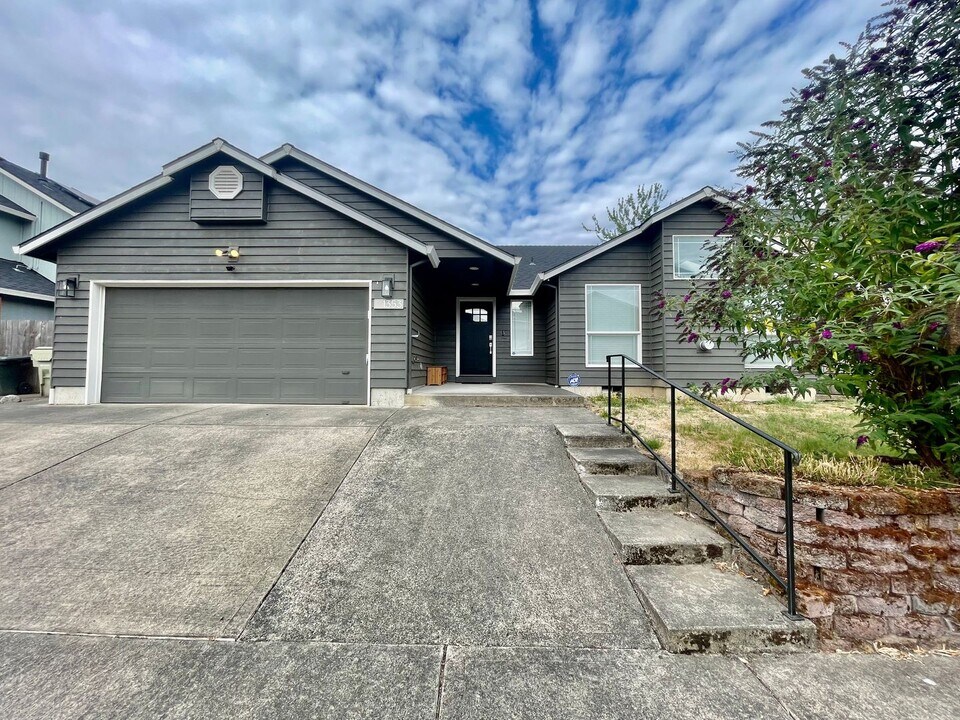 1353 SE 71st Ct in Hillsboro, OR - Building Photo