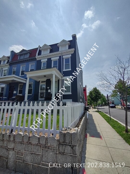 141 Uhland Terrace NE in Washington, DC - Foto de edificio