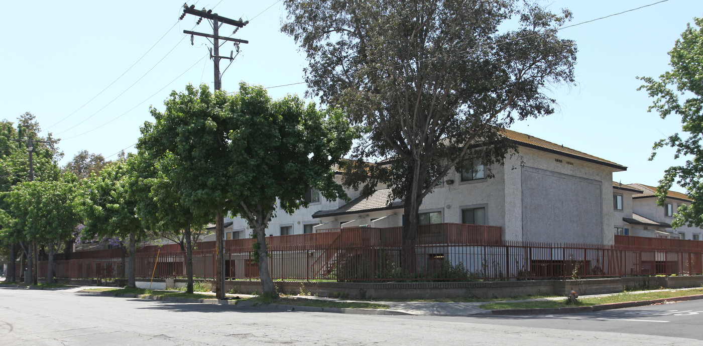 1515 E Rosecrans Ave in Compton, CA - Building Photo