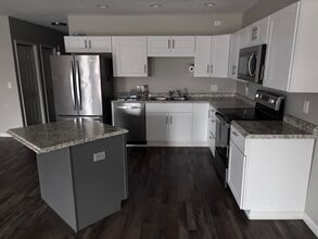 512 N 2nd St, Unit 512 1/2  S 2nd St in Clinton, IA - Building Photo - Building Photo