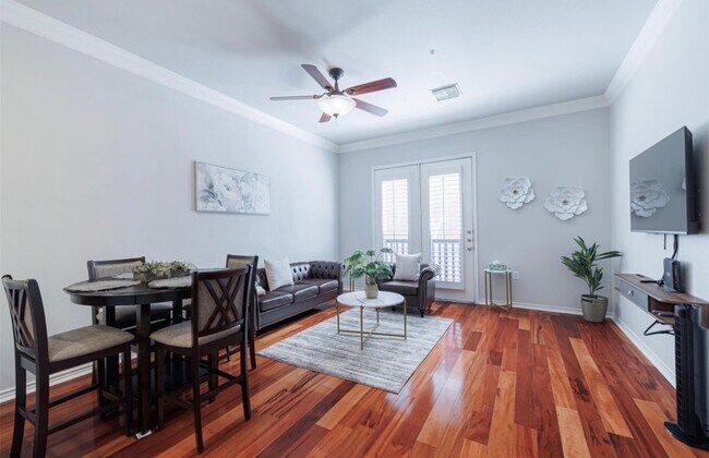 2400 McCue Rd, Unit Apt 112 in Houston, TX - Building Photo - Building Photo