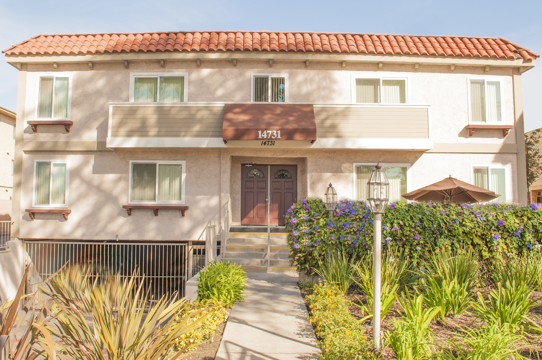 The Crossroads in Van Nuys, CA - Foto de edificio