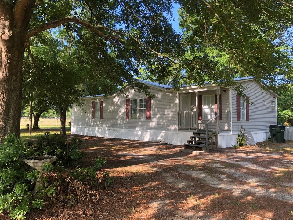 3777 Smith-Berry Rd in Glennville, GA - Building Photo