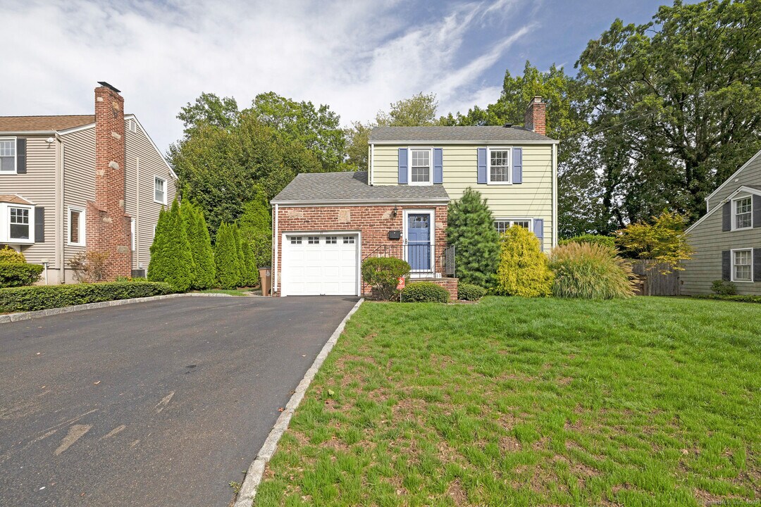 27 Willowbrook Pl in Stamford, CT - Building Photo