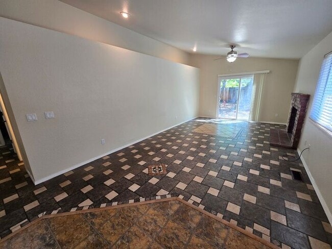5042 Canyon Run Dr in Sparks, NV - Foto de edificio - Building Photo