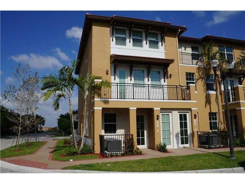 1009 SW 147th Ave, Unit 15 in Pembroke Pines, FL - Building Photo