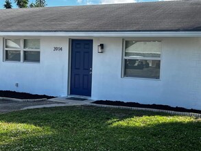 3914 Hernden Dr in Lake Worth, FL - Building Photo - Building Photo