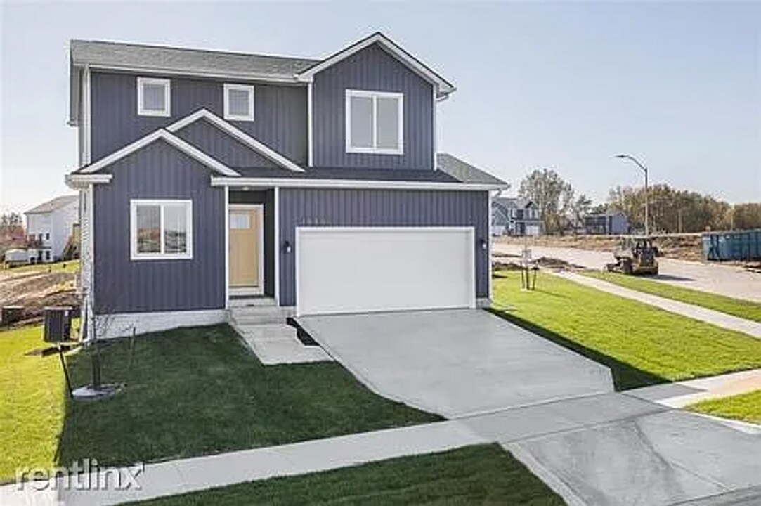 4700 NW 167th St in Urbandale, IA - Building Photo