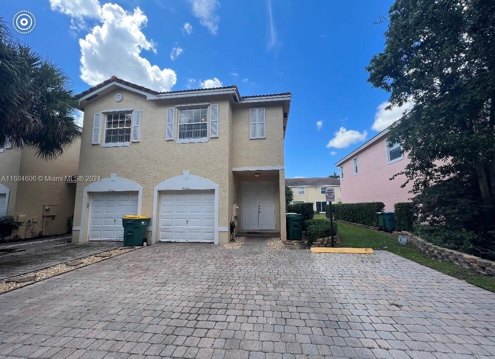 6323 Landings Terrace in Tamarac, FL - Foto de edificio