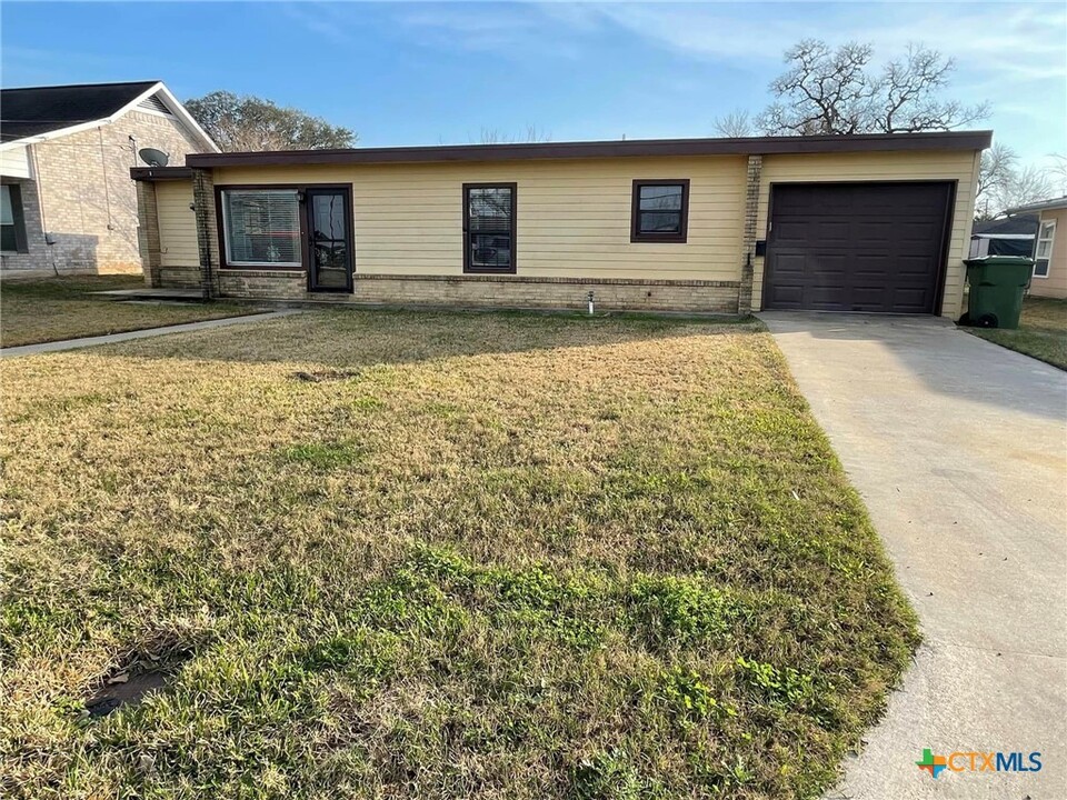 1015 E Church St in Cuero, TX - Building Photo