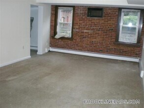 1223 Beacon St, Unit 115 in Brookline, MA - Foto de edificio - Building Photo