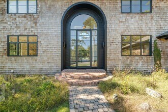 15 Atterbury Rd in Southampton, NY - Building Photo - Building Photo