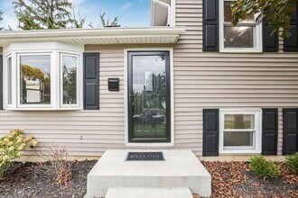 1062 Oberlin Dr in Columbus, OH - Foto de edificio - Building Photo