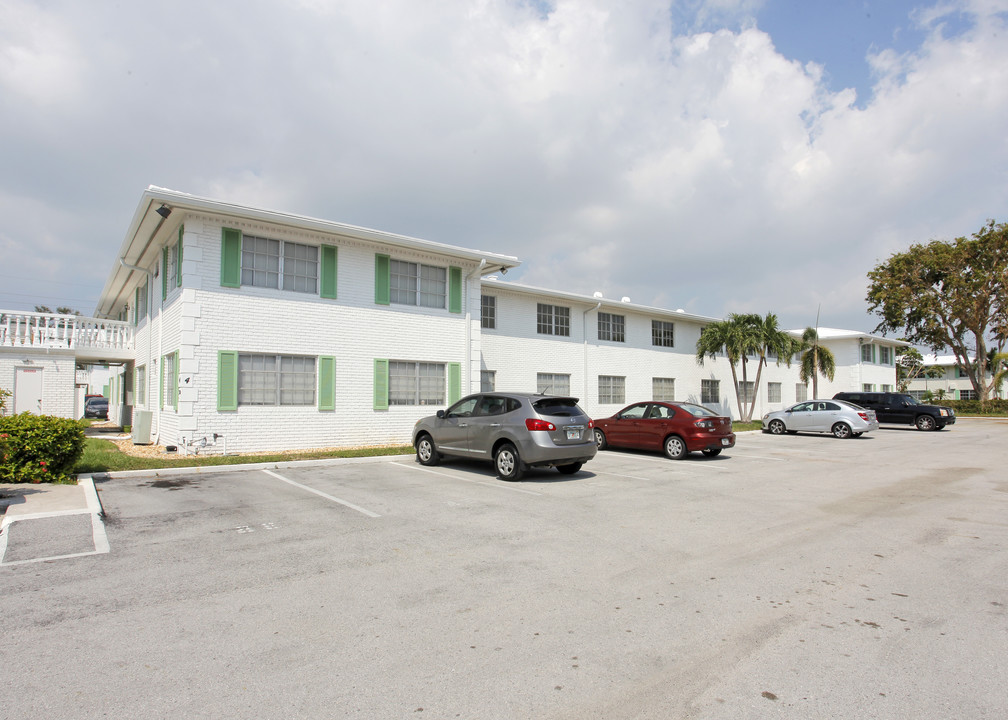 Gregorian Court Co-Ops in Fort Lauderdale, FL - Building Photo