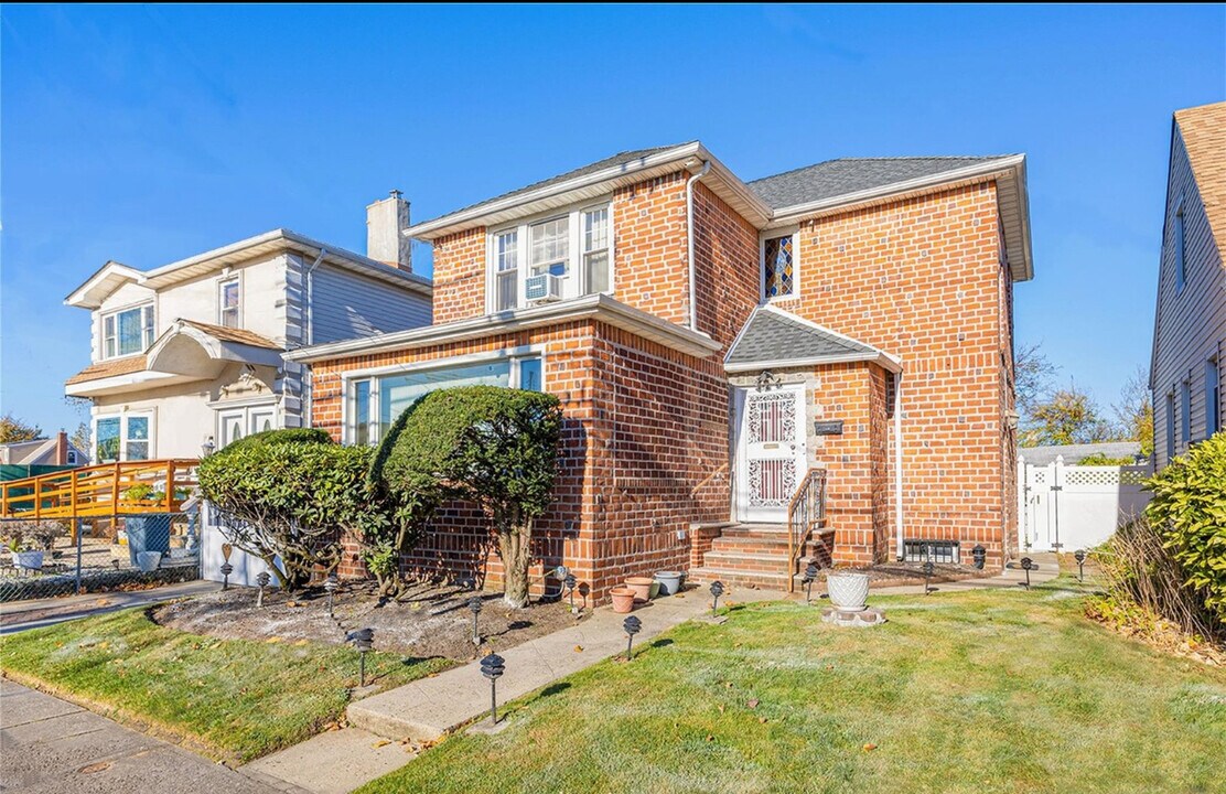15605 134th Ave in Jamaica, NY - Foto de edificio