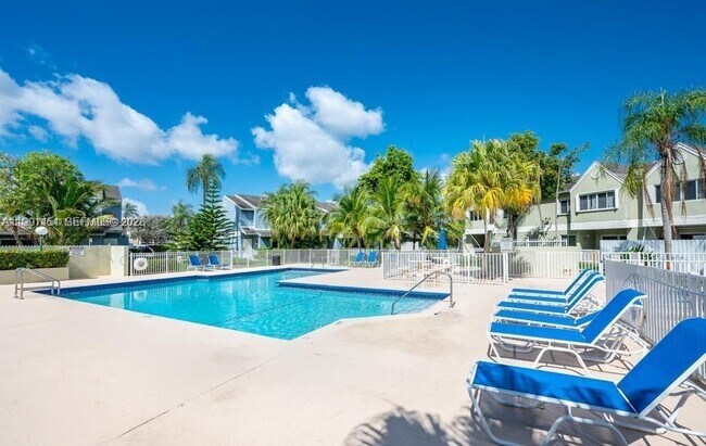 17500 NW 67th Pl in Hialeah, FL - Building Photo - Building Photo