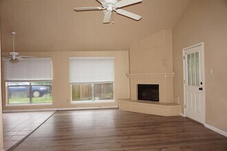 6023 Woodmancote Dr in Humble, TX - Building Photo - Building Photo