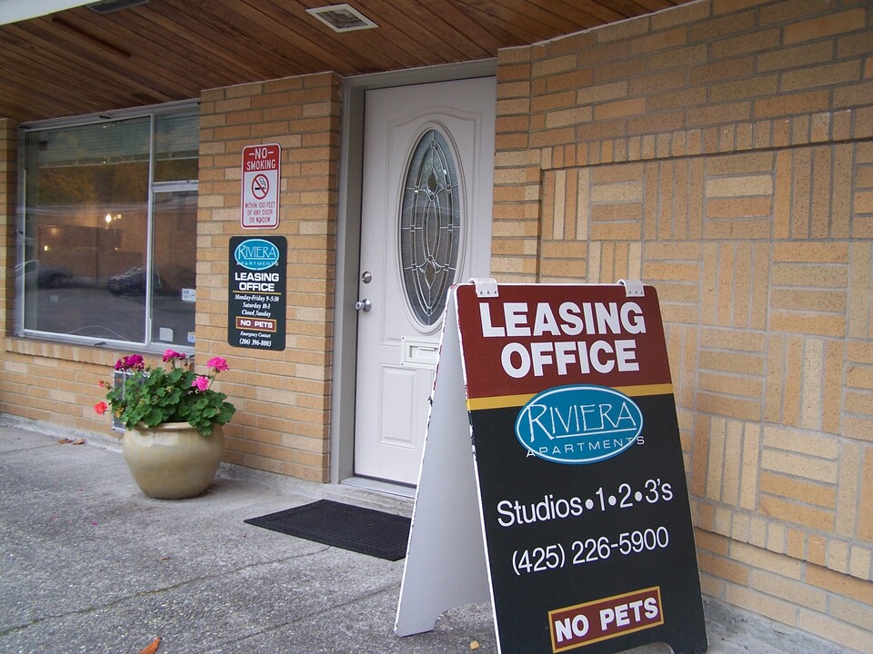 Riviera Apartments in Renton, WA - Building Photo