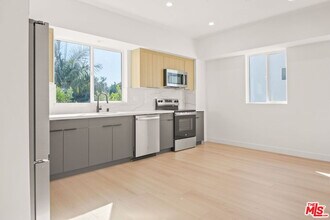1707 Burnside Ave in Los Angeles, CA - Building Photo - Building Photo