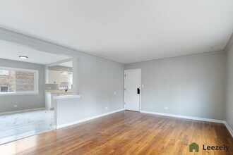 2457 W 69th St in Chicago, IL - Foto de edificio - Building Photo