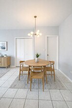 2413 W Taylor St in Chicago, IL - Building Photo - Building Photo