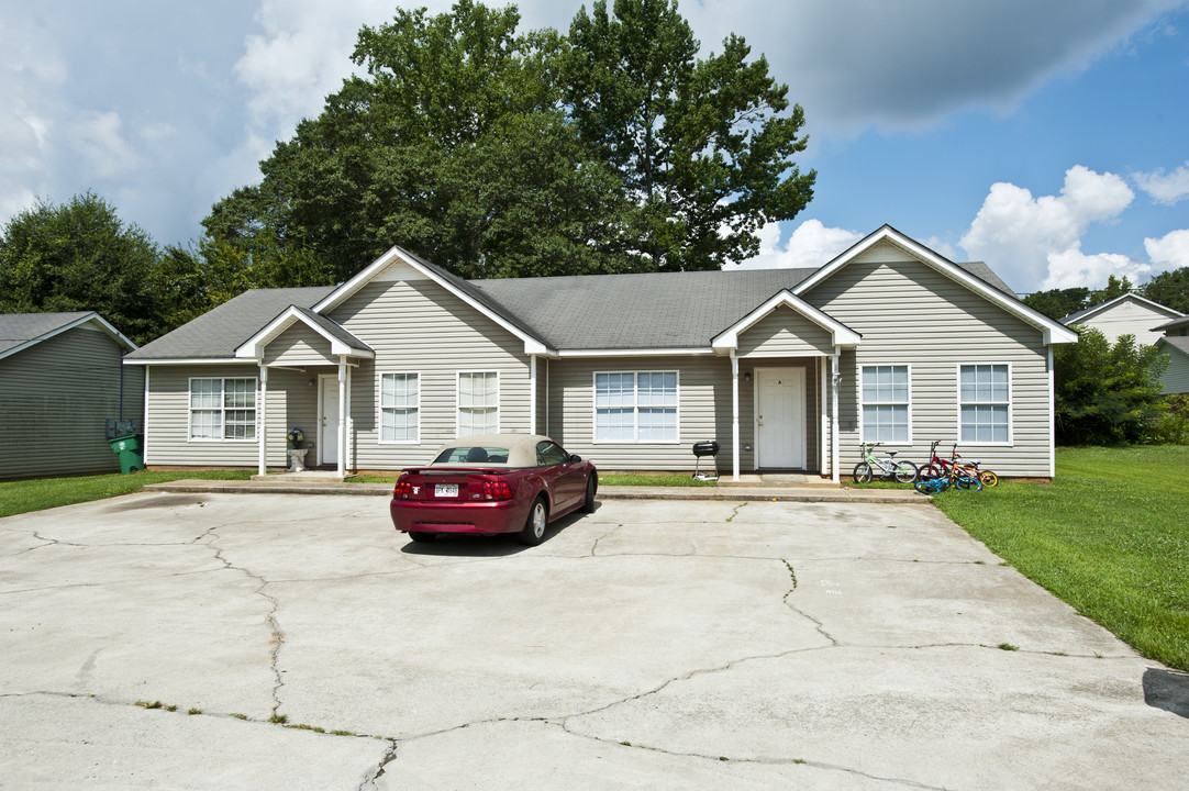 95-99 Lily Dr in Winder, GA - Foto de edificio