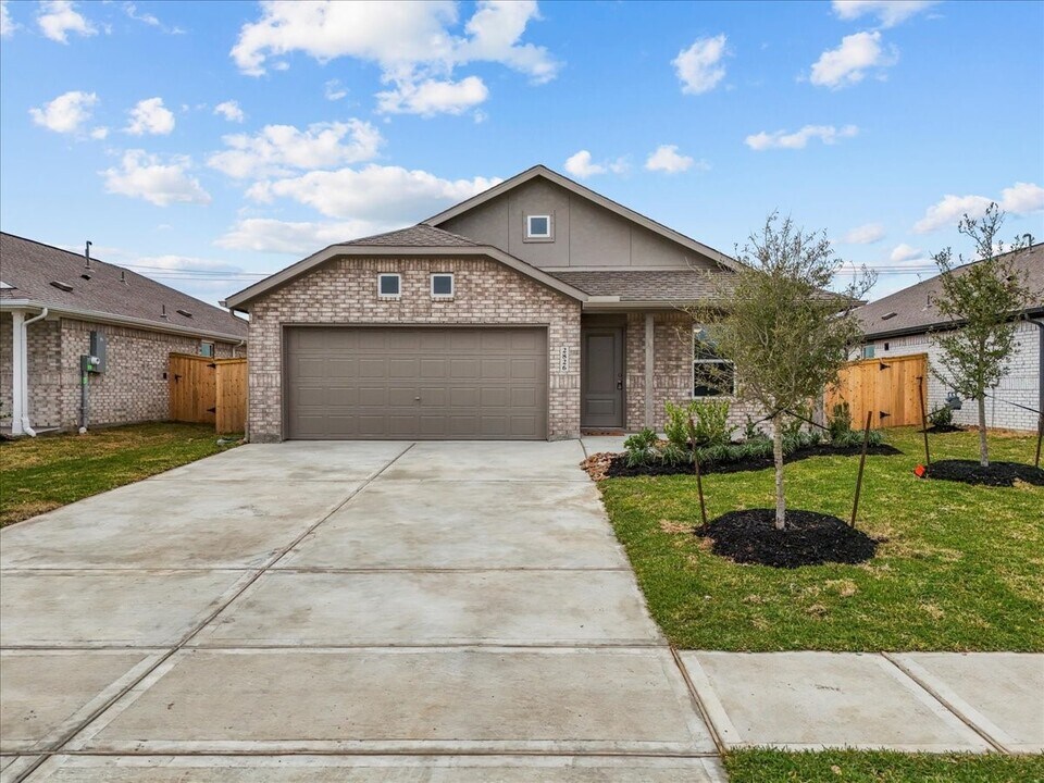 2826 Cedar Rock St in League City, TX - Building Photo