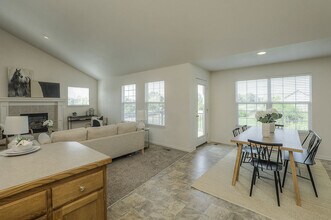 732 S Evergreen St in Gardner, KS - Foto de edificio - Building Photo