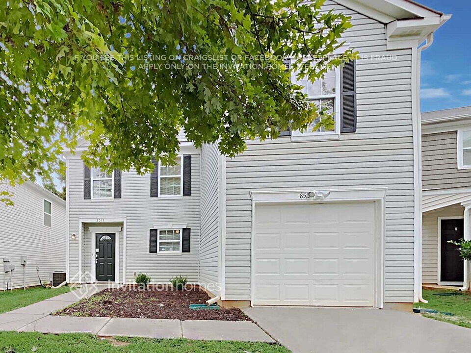 8515 Panglemont Drive in Charlotte, NC - Foto de edificio