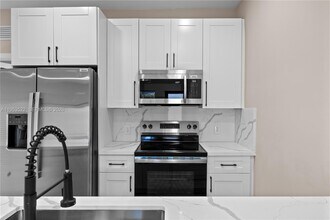 630 NE 166th St in Miami, FL - Building Photo - Building Photo