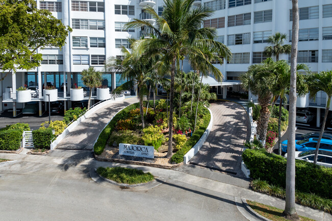 Majorca Towers in North Miami, FL - Foto de edificio - Building Photo