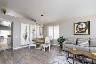 7254 E Camino Del Monte in Scottsdale, AZ - Building Photo - Building Photo