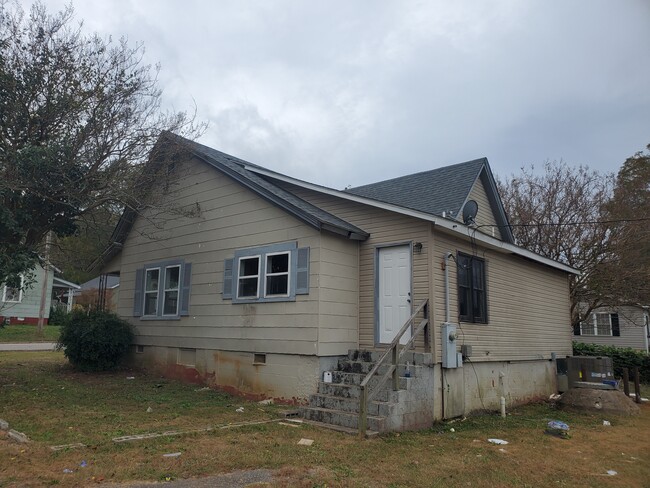 1409 E Market St in Anderson, SC - Building Photo - Building Photo