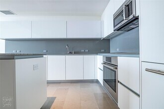 88 SW 7th St, Unit # 1004 in Miami, FL - Building Photo - Building Photo