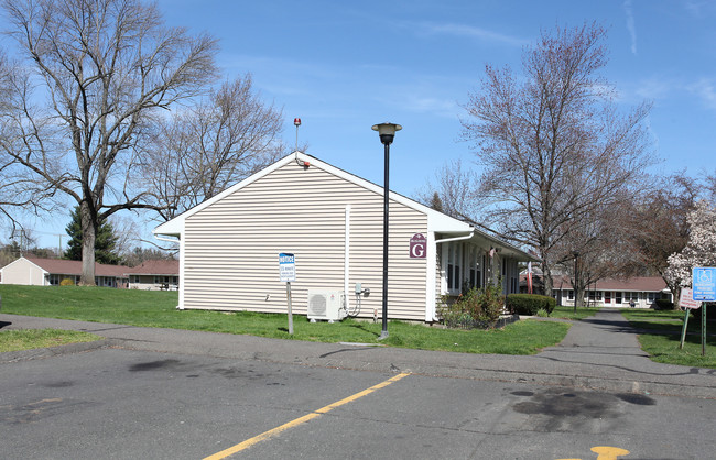 Millbrook Village in Windsor, CT - Foto de edificio - Building Photo