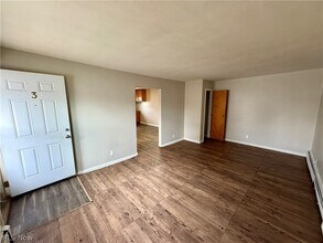 4652 Warner Rd in Garfield Heights, OH - Building Photo - Building Photo