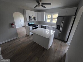 105 Mecray Ln in Maple Shade, NJ - Building Photo - Building Photo